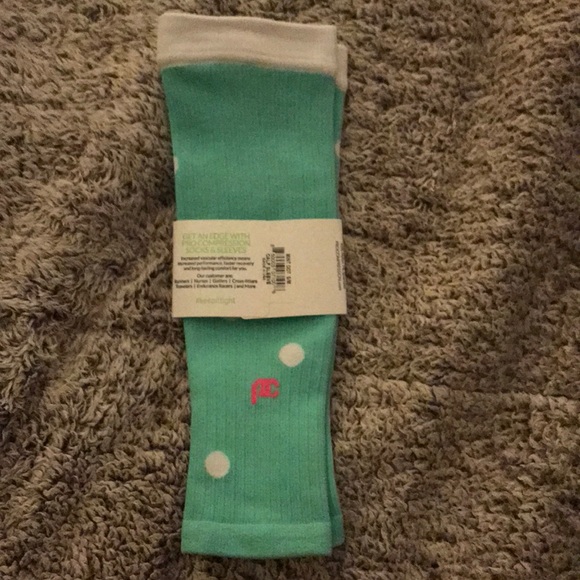 NWT Pro Compression sleeves - Picture 4 of 4